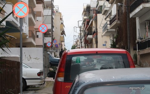 Δάσος από πινακίδες στην οδό Κακαρά!
