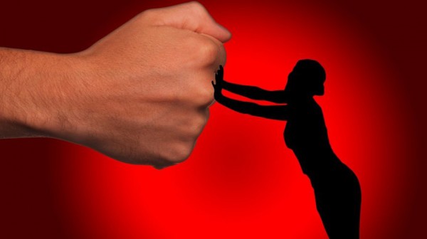 61χρονος χτύπησε και μαχαίρωσε τη σύζυγό του στον ύπνο της - Την έσωσε ο αστυνομικός γείτονάς της