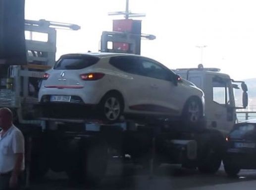 Όχημα εξαφανίζει παράνομα παρκαρισμένα αυτοκίνητα σε 60 δευτερόλεπτα (VIDEO)