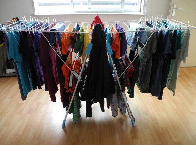 Αν στεγνώνετε τα ρούχα μέσα στο σπίτι ξανασκεφτείτε το