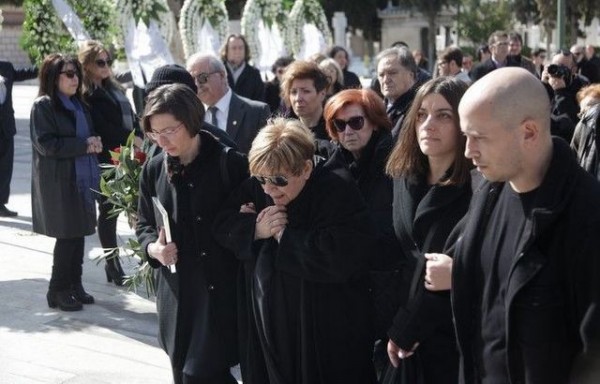 Συντετριμμένη η Χαρίκλεια στην κηδεία του Δημήτρη Μυταρά