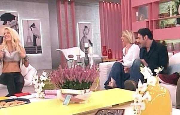 Για να ανεβάσει την τηλεθέαση σήκωσε την μπλούζα στον ...αέρα της εκπομπής