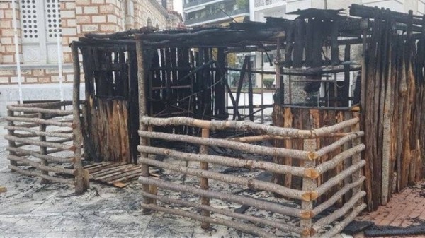 Έβαλαν φωτιά και κατέστρεψαν μεγάλη ξύλινη φάτνη έξω από εκκλησία