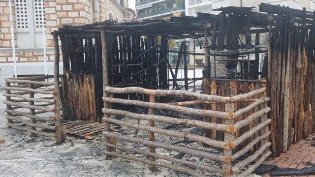 Έβαλαν φωτιά και κατέστρεψαν μεγάλη ξύλινη φάτνη έξω από εκκλησία