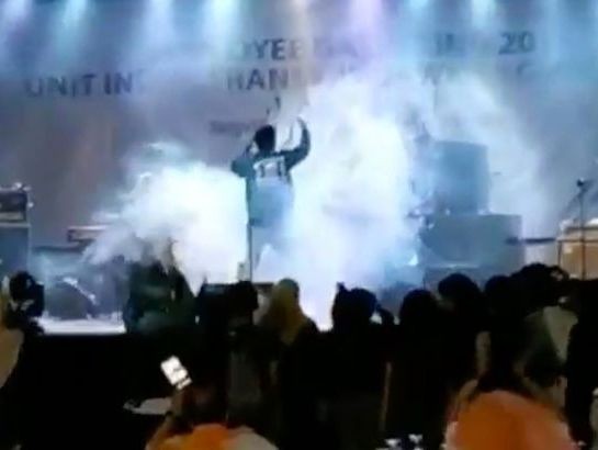 ΙΝΔΟΝΗΣΙΑ: Η στιγμή που το φονικό τσουνάμι σαρώνει τα μέλη ροκ συγκροτήματος στη σκηνή (VIDEO)