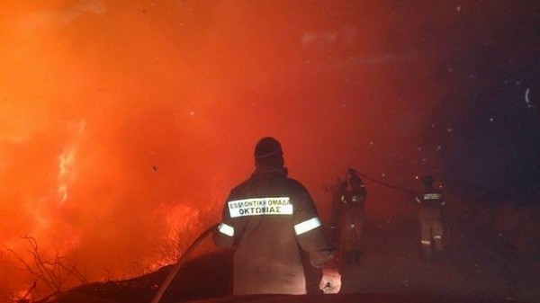 Νυχτερινή φωτιά στο Μανδράκι νότιας Εύβοιας