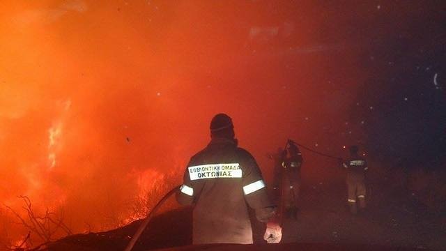 Νυχτερινή φωτιά στο Μανδράκι νότιας Εύβοιας
