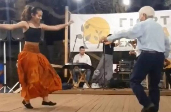 89χρονος χόρεψε με την εγγονή του σε γλέντι και ξεσήκωσαν τα πλήθη (VIDEO)