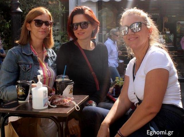 Όταν τα παιδιά έχουν μάθημα, οι μαμάδες κάνουν διάλειμμα!