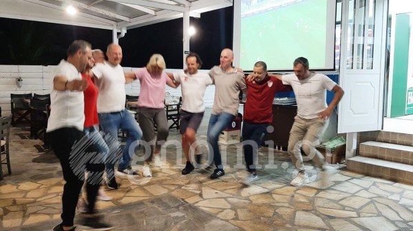 ΔΡΟΣΙΑ: Ολλανδοί χόρεψαν συρτάκι στην παραλία Αλυκών (VIDEO)