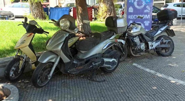 ΧΑΛΚΙΔΑ: Τρία δίκυκλα σαπίζουν στην πλατεία Αγίου Νικολάου δίπλα στο σιντριβάνι (φωτό)