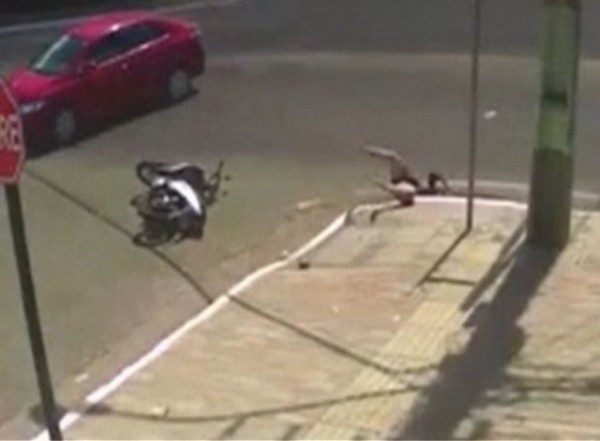 Αυτοκίνητο συγκρούεται με σκούτερ και η οδηγός πέφτει σε υπόνομο (VIDEO)