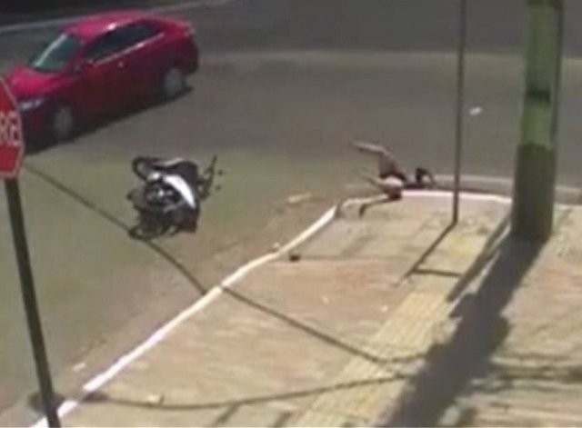 Αυτοκίνητο συγκρούεται με σκούτερ και η οδηγός πέφτει σε υπόνομο (VIDEO)