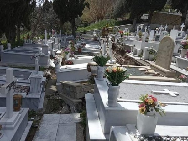 ΚΥΜΗ: Βούλιαξαν και τα μνήματα