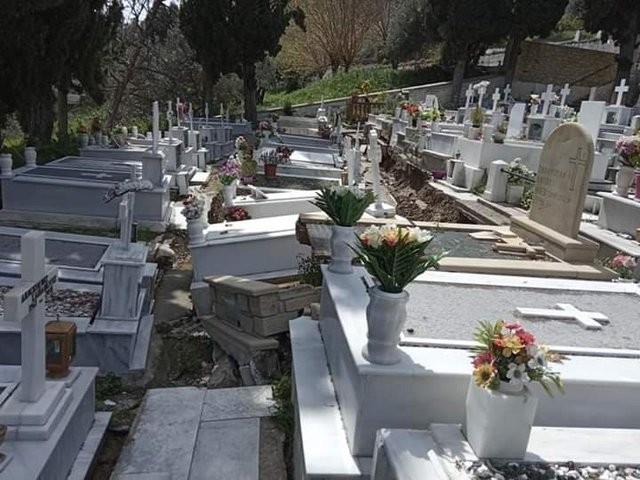 ΚΥΜΗ: Βούλιαξαν και τα μνήματα