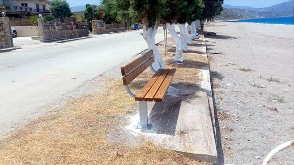ΜΟΥΡΤΕΡΗ ΕΥΒΟΙΑΣ: Το πρώτο παγκάκι στον παραλιακό δρόμο από τον Σύλλογο Φίλων της παραλίας