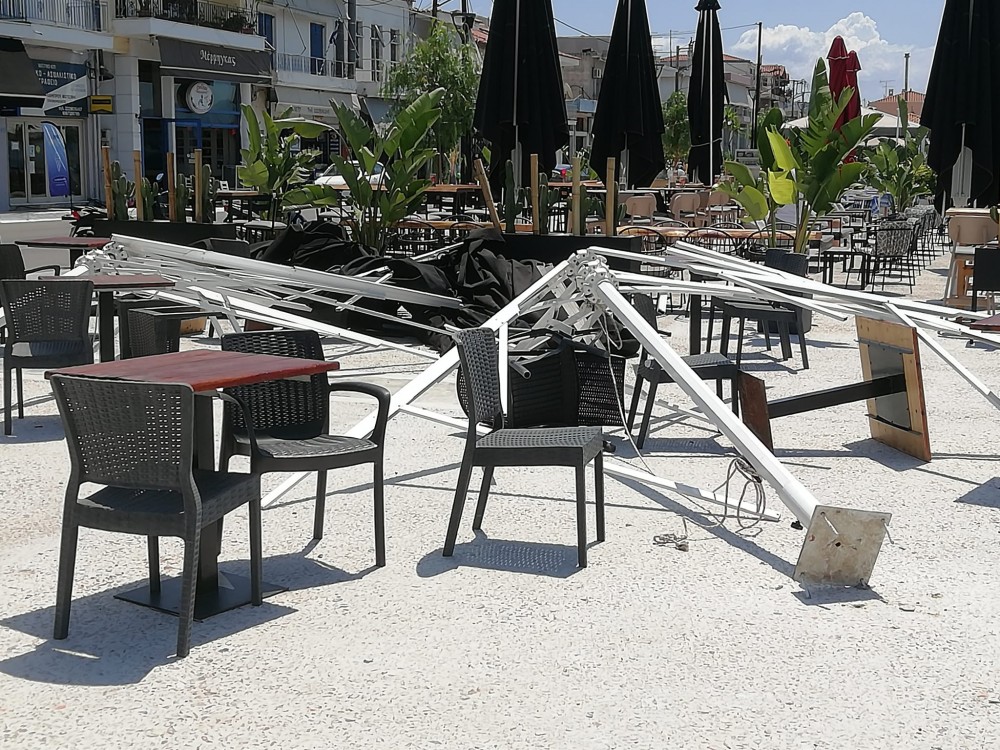 ΑΜΑΡΥΝΘΟΣ: Ανεμοστρόβιλος σήκωσε στο πόδι την παραλία