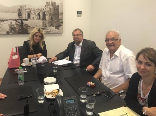 Η Δήμαρχος ζήτησε το «Κύμα» από τον Παπανδρέου