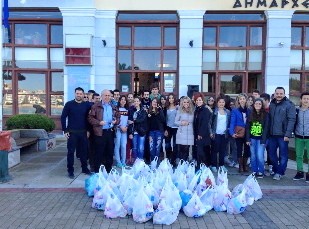 Μάζεψαν 100 σακούλες  τρόφιμα στο Δημαρχείο