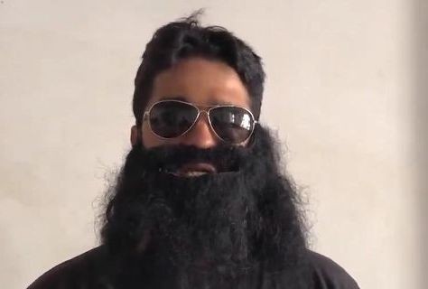 27χρονος Ινδός θέλει να μηνύσει τους γονείς του επειδή τον γέννησαν (VIDEO)