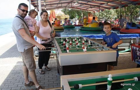 Οικογενειακό ποδοσφαιράκι στο κρηπίδωμα