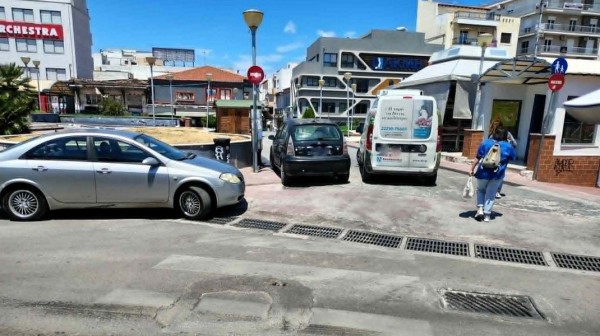 ΧΑΛΚΙΔΑ: Τι τάξη, τι αρμονία, τι υπέροχο παρκάρισμα στην πλατεία!