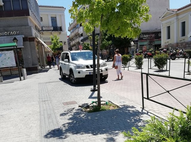 Φουλ παράνομης στάθμευσης στον πεζόδρομο πίσω από τα Δικαστήρια