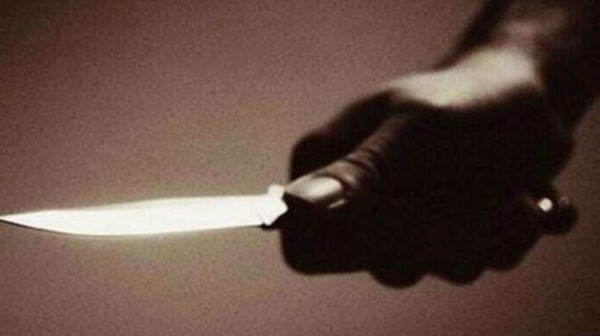 31χρονη δέχθηκε χτυπήματα στο πρόσωπο από τον 42χρονο σύντροφό της και τον μαχαίρωσε στον ώμο