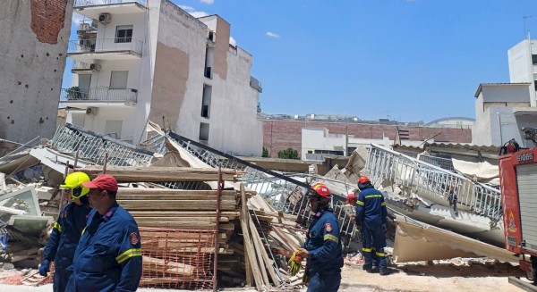 Κατέρρευσε πολυκατοικία στα Πετράλωνα
