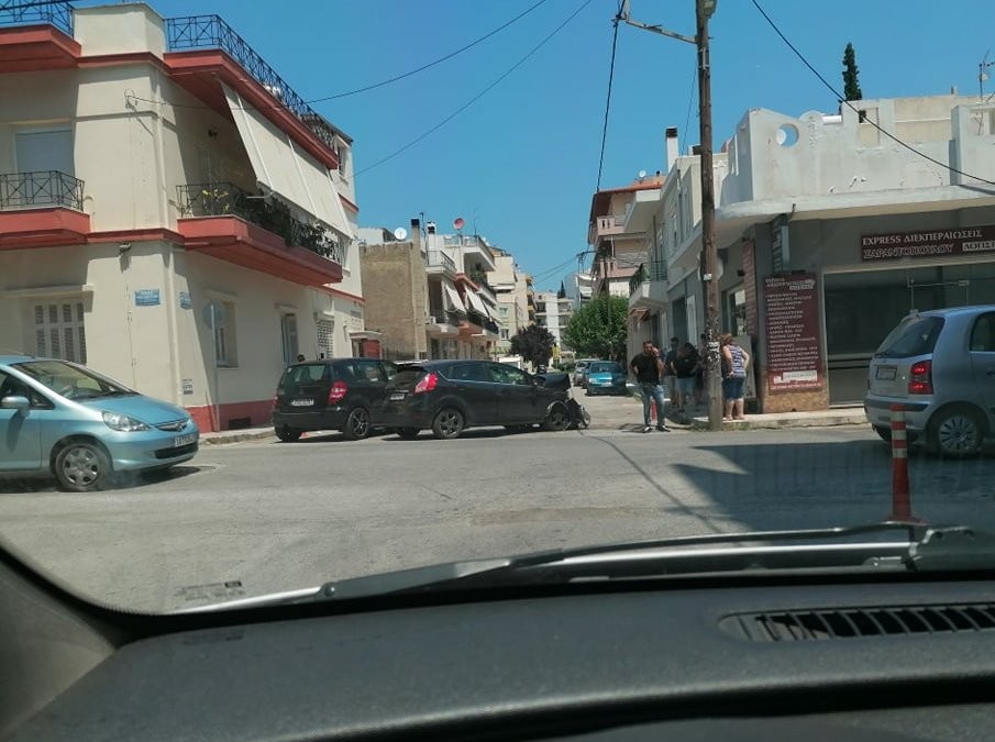 ΧΑΛΚΙΔΑ: Τροχαίο ατύχημα με εμπλοκή τριών αυτοκινήτων