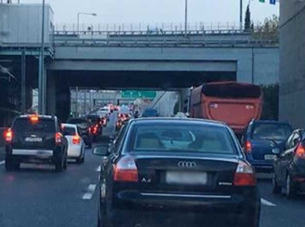 ΕΘΝΙΚΗ ΟΔΟΣ ΑΘΗΝΩΝ - ΛΑΜΙΑΣ: Ουρά πολλών χιλιομέτρων λόγω τροχαίων ατυχημάτων