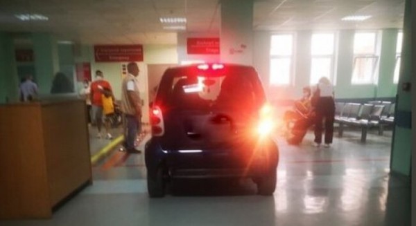 ΚΑΤ ΚΗΦΙΣΙΑΣ: Ασθενής ... μπούκαρε με το αυτοκίνητο μέσα στο Νοσοκομείο