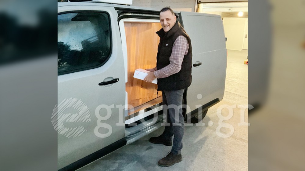 ΒΑΓΓΕΛΗΣ ΤΣΑΛΜΑΣ: Γιορτινό ενσταντανέ πριν τη διανομή των προϊόντων Προμηθέας Foods