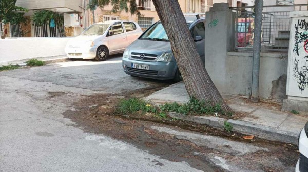 ΧΑΛΚΙΔΑ: Διαρροή νερού εδώ και μέρες δίπλα στην πιάτσα των ταξί στην Ομπρέλα