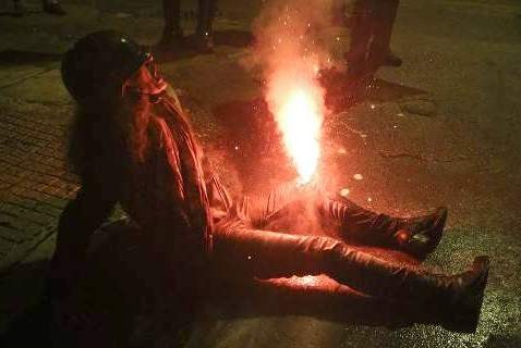 Σοκ με τη φωτοβολίδα που καρφώθηκε στο γόνατο γυναίκας (VIDEO)