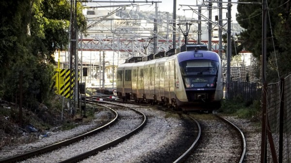 Παραλίγο τραγωδία με συρμό στον Προαστιακό - Παρέσυρε επιβάτη μέχρι το τέλος της αποβάθρας