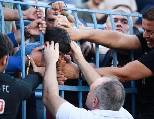 10χρονος πέρασε το κεφάλι του μέσα από κάγκελο και σφήνωσε