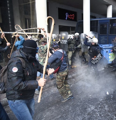 Ντου με γκλίτσες στο υπουργείο Αγροτικής Ανάπτυξης!