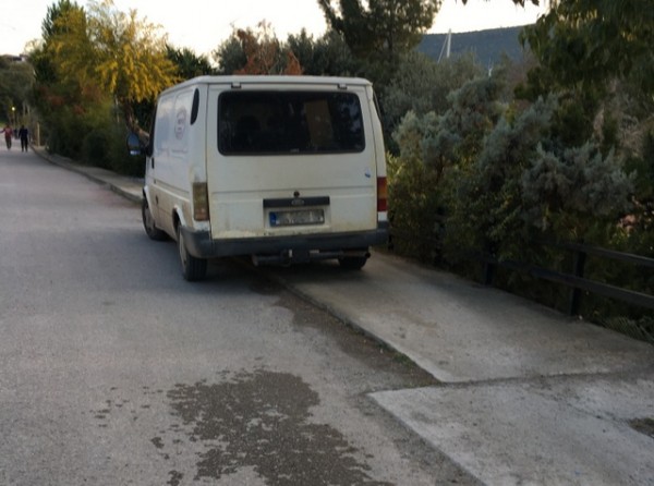 ΧΑΛΚΙΔΑ: Τα γαϊδούρια παρκάρουν όπου γουστάρουν και τις αργίες