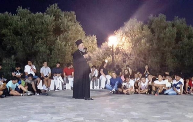 ΡΟΒΙΕΣ: Ο Μητροπολίτης πήγε πάλι στην κατασκήνωση της Μητρόπολης