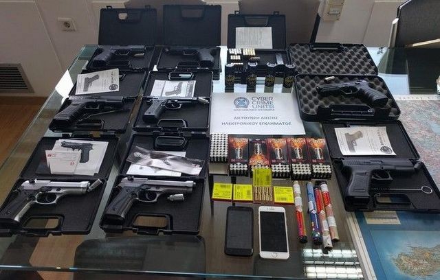 Πουλούσε μέσω διαδικτύου πιστόλια και πυρομαχικά 38χρονος (pic)