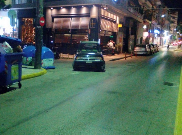 Απίστευτα παρκαρίσματα σε δρόμους της Χαλκίδας