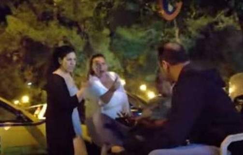Γυναίκα επιτέθηκε σε ταξιτζή στην πιάτσα των ταξί (VIDEO)