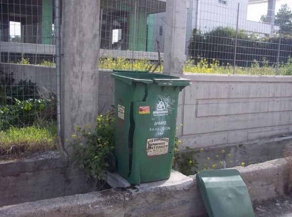 Διαλυμένοι κάδοι απορριμμάτων στα Δύο Δένδρα Χαλκίδας