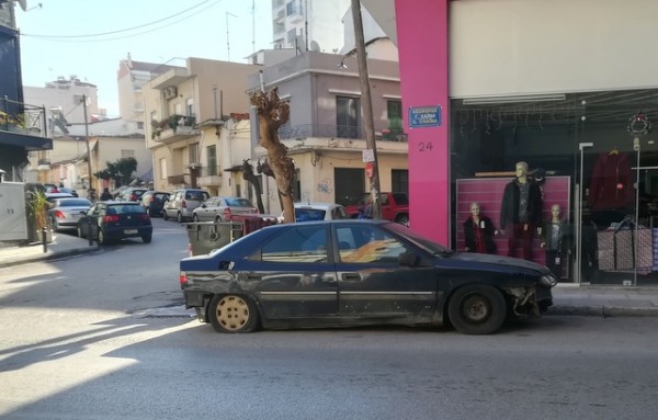 ΚΑΤΑΓΓΕΛΙΑ: Αυτοκίνητο παρατημένο χωρίς πινακίδες στη λεωφόρο Χαϊνά