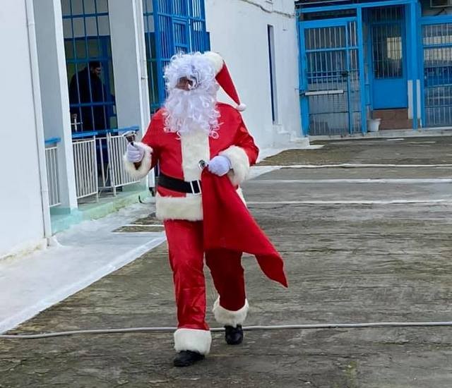 Ο Άγιος Βασίλης εμφανίστηκε στη Φυλακή Χαλκίδας (VIDEO)