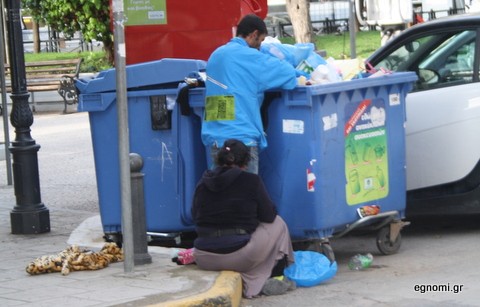 Ψάχνουν στα σκουπίδια για φαγητό
