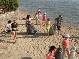 Καθάρισαν με κέφι τις παραλίες της Αιδηψού