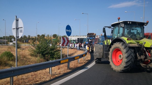 Αγρότες έκαναν ...πέσιμο στον Φάνη Σπανό στο Περιφερειακό συμβούλιο (VIDEO)