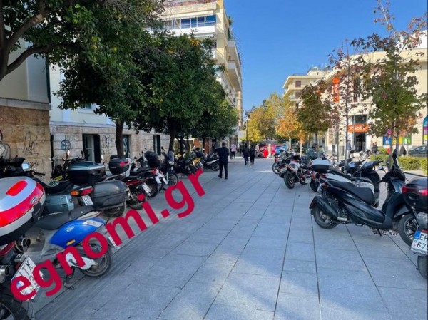 ΧΑΛΚΙΔΑ: Απέραντο πάρκινγκ για δίκυκλα η Κριεζώτου (VIDEO)
